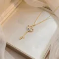 Elegante goldfarbene Herz Schlüssel Halskette mit glitzernden blauen und weißen Zirkonia. - Gold Blau Herz Schlüssel Stil (X1285-1)