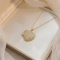 Nahaufnahme einer atemberaubenden goldenen Zirkonia Herz Halskette in einer edlen Schachtel. - Gold Zu Öffnendes Herz Stil (X1294)
