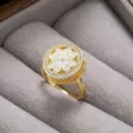 Elegante anillo de trébol bañado en oro con circonitas brillantes y esmalte blanco. - Anillo (J0455) / Blanco