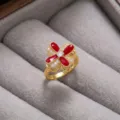 Anillo de flor de cuatro hojas bañado en oro con esmalte rojo y circonitas, joya elegante. - Anillo (J0458) / Rojo