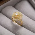 Anillo de flor de circonia cubica chapado en oro, joya floral de cristal. - Anillo (J0725) / Flor