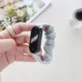 Detailansicht des stilvollen Scrunchie-Uhrenarmbands für Fitness-Tracker in Hellblau. - Xiaomi Smart Band 8 / Klarblau