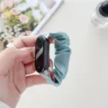 Detailansicht des hellblauen Chiffon-Scrunchie-Ersatzarmbands, glatte Seidenstoff-Textur. - Xiaomi Smart Band 8 / Blaugrün