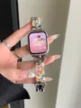 Detail van reserve horlogeband van hars en gekleurd metaal voor smartwatch accessoire. - Snoep
