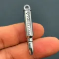 Vue détaillée du pendentif balle en alliage rétro punk, accessoire de collier en métal. - Longue Balle