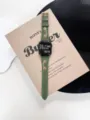 Groene lederen band compatibel met Apple Watch met vintage metalen kettingontwerp. - Donkere Ridder / Groene singelband met gouden gesp