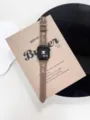 Dettaglio del cinturino in pelle vintage per smartwatch con catena metallica decorativa. - Marrone Fibbia Oro