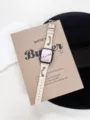 Vintage lederen horlogeband voor Apple Watch, voorzien van stijlvolle metalen ketting. - Donkere Ridder / Offwhite met Zilveren Gesp