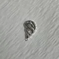 Vue détaillée d'un pendentif coquillage argenté accessoire bijoux DIY pour collier bracelet. - Style 2 / 3.1x1.7cm