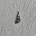 Pendentif coquillage argenté avec des détails en spirale délicats, idéal pour les bijoux DIY. - Style 4 / 2.9x1.4cm