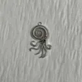 Pendentif pieuvre ammonite en alliage série océan accessoire bijou DIY pour collier bracelet. - 3.7x2.2cm