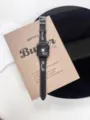 Primo piano del cinturino in pelle nera per Apple Watch con catena in metallo vintage. - Chiusura in Argento Nero