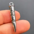 Vue détaillée d'un pendentif balle en alliage métallique punk avec gravure de crâne. - Courte Balle