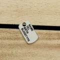 Gedetailleerd overzicht van metalen hangtitel met gegraveerde tekst voor sieradenaccessoires. - Zilver