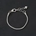 Silberfarbenes Schlangenkett-Armband mit Karabinerverschluss und Herz-Anhänger detail - Armband