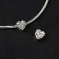 Gros plan detail d'un charm coeur d'amour en argent tibetain et chaine serpent accessoire. - Cœur / 1x0.9cm (Ouverture 0.5cm)