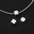 Silberfarbene Kleeblatt Zwischenperlen Set, Schlangenkette Detailaufnahme, DIY Schmuck. - Vierblättriges Kleeblatt