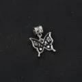 Gros plan détail du charm papillon en alliage argenté avec émail noir pour bijoux DIY. - Grand Papillon / 2x1.7cm (Ouverture 0.6cm)