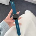 Vista di dettaglio cinturino orologio in silicone con incisione floreale 20mm e 22mm - Huawei GT3 Pro (43mm)-20mm / Blu Notte