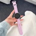 Vista dettagliata del cinturino per smartwatch in silicone inciso con motivi floreali di rose. - Viola chiaro