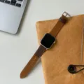 Nahaufnahme des zweifarbigen Echtleder-Uhrenarmbands mit weißen Nähten und Silberschnalle. - Hellbraun und Braun