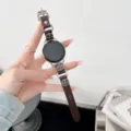 Detailopname van punk stijl lederen metalen smartwatch vervangingsband met unieke kruisbedels. - Compatibel voor Huawei GT2/2E(46mm)-22mm / Punk Donkerbruin Kruis