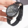 Detailaufnahme des Edelstahl-Smartwatch-Armbands mit schwarzem Mesh und rundem Zifferblatt. - Magnetisch - Schwarz
