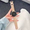 Cinturino in silicone con incisione floreale di rose, compatibile smartwatch, comfort quotidiano. - colore tè al latte