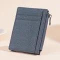 Tarjetero de cuero minimalista con múltiples ranuras y bolsillo con cremallera. - Azul claro