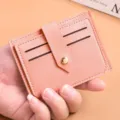 Tarjetero de cuero rosa para mujer, monedero mini delgado y minimalista con cierre de botón. - Rosa