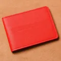 Custodia in pelle rossa per patente di guida e portacarte con design minimalista. - Rosso