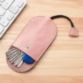 Astuccio per chiavi scorrevole in vera pelle rosa con bottone a pressione e cordino nero. - Con coperchio / Rosa