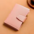 Cartera corta rosa de tres pliegues para mujer con ranuras para tarjetas y cremallera cómoda. - Rosa