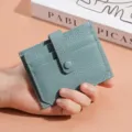 Tarjetero de cuero azul claro para mujer, estuche minimalista y compacto para tarjetas de crédito. - Azul claro