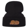 Dettaglio berretto in maglia ricamato Capibara, cappello invernale lana nera primo piano - Elastico 55-61cm / Nero