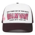 Vista dettagliata del cappellino trucker bianco e marrone ricamato con slogan stiloso. - Regolabile / Stampa a labbra bianca