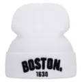 Berretto in maglia bianca con ricamo nero Boston 1630 per calore invernale e stile all'aperto. - Elastico 55-61cm / Bianco