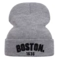 Vista dettagliata del berretto in maglia grigia con testo BOSTON ricamato e numeri 1630. - Elastico 55-61cm / Grigio