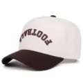 Primo piano di elegante cappellino da baseball con ricamo 3D football, bicolore. - Regolabile / Caffè