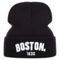 Berretto in maglia nera con ricamo bianco Boston 1630, cappello caldo e casual per inverno. - Elastico 55-61cm / Nero
