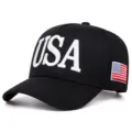 Dettaglio del berretto da baseball nero con ricamo USA bianco e patch bandiera. - Regolabile 55-59cm / Nero