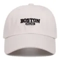 Vista dettagliata di un berretto da baseball beige ricamato con scritta Boston 1630. - Regolabile 55-61cm / Beige