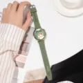 Gros plan sur le bracelet de montre connectée en silicone vert et détail du boîtier doré. - 22 mm universel / Vert Épicéa