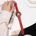 Bracelet de montre connectée en silicone rouge avec accessoire de cadran mignon pour femmes. - 22 mm universel / Rouge Foncé