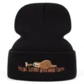 Vista di dettaglio del berretto in maglia nera con un simpatico ricamo di un bradipo. - Elastico 55-61cm / Nero Bradipo B