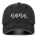 Dettaglio in primo piano del testo ricamato nana e del cuore sul cappellino nero. - Regolabile 55-59cm / Nero Nana