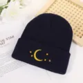 Berretto in maglia blu scuro con grazioso ricamo di luna e stelle gialle invernali. - 55-60cm / Nero