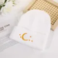 Berretto in maglia bianco con ricamo di luna e stelle gialle per il freddo inverno. - 55-60cm / Bianco