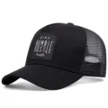 Cappellino trucker nero in rete con patch ricamata sul davanti, design traspirante per sport. - Regolabile 55-61cm / Berretto Mesh STAY