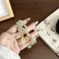 Gedetailleerd overzicht van het Chinese stijl horlogebandje met groene kralen en metalen kettingen. - Zelf gemeten 18mm / Groene Kralen